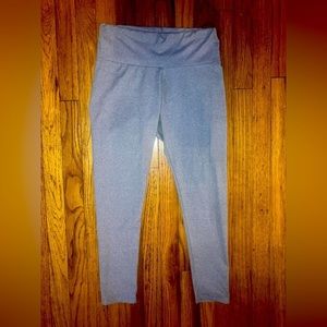 𝅺3/$40 leggings Feathers Maternity grey leggings cropped size medium